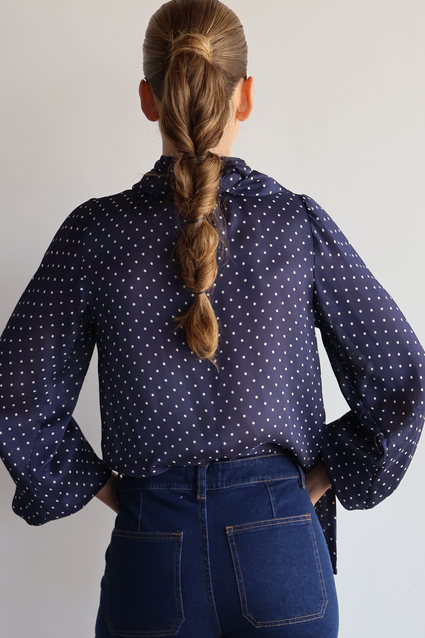 Blusa crepe azul con puntos manga larga