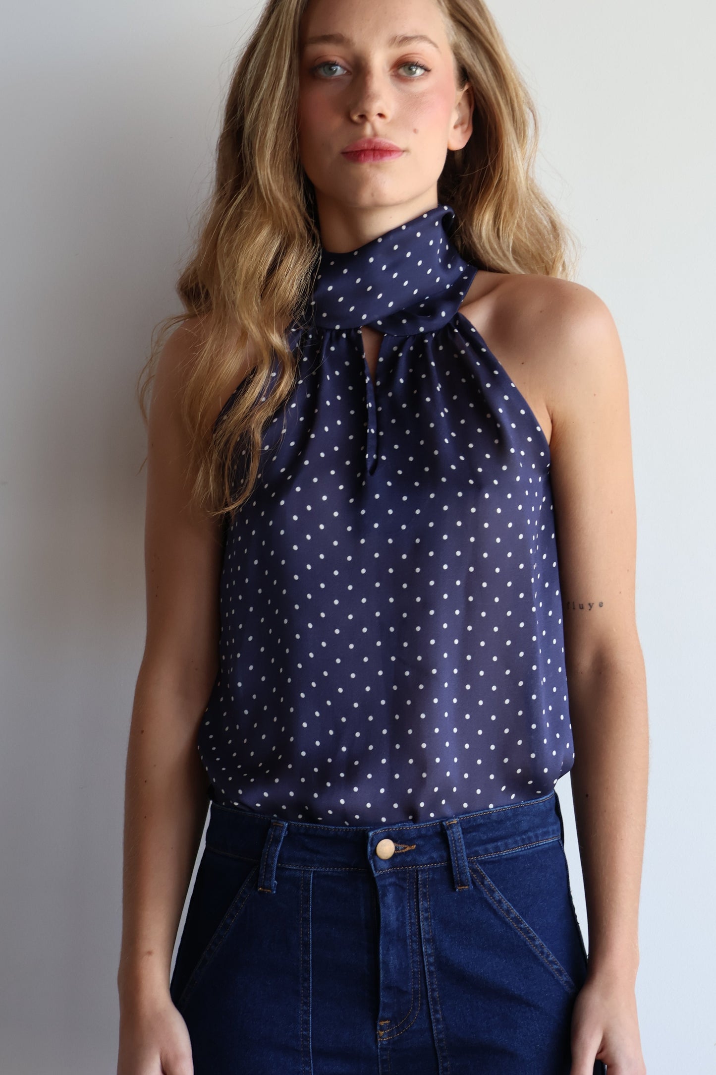 Blusa halter crepe azul con puntos