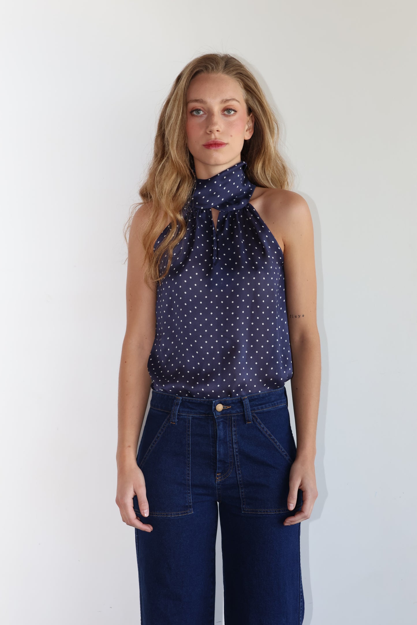 Blusa halter crepe azul con puntos