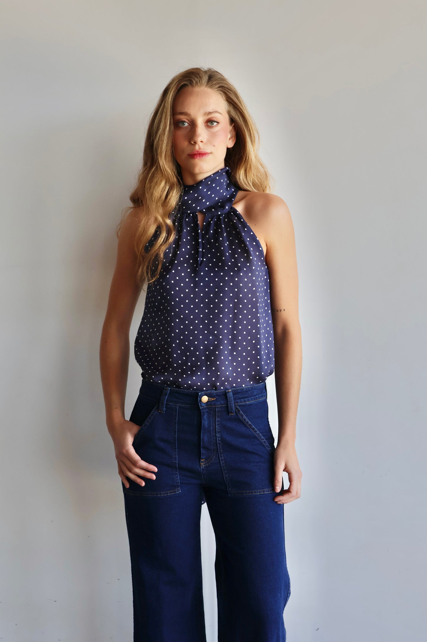Blusa halter crepe azul con puntos