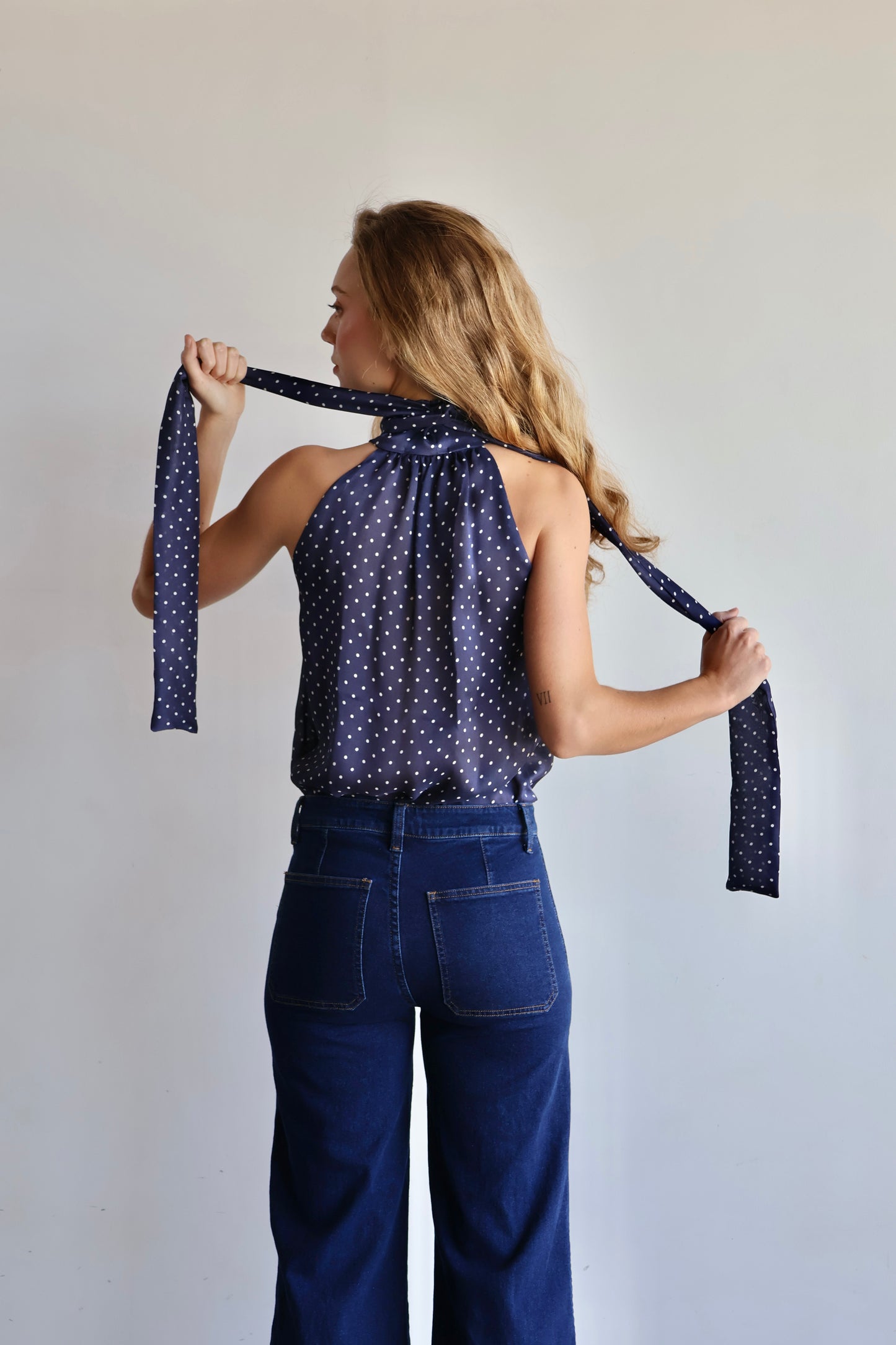 Blusa halter crepe azul con puntos