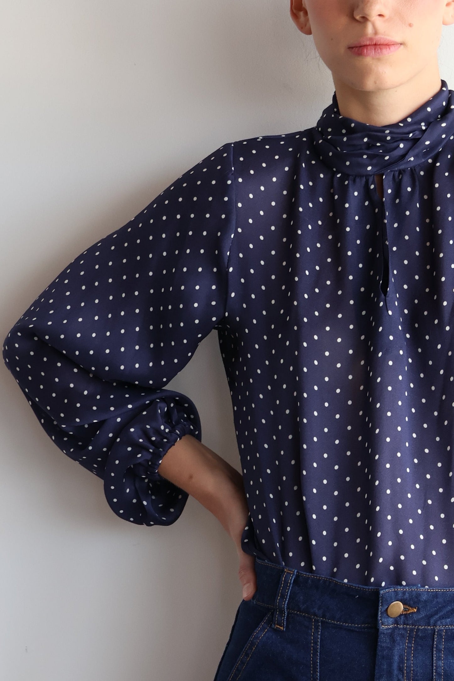 Blusa crepe azul con puntos manga larga